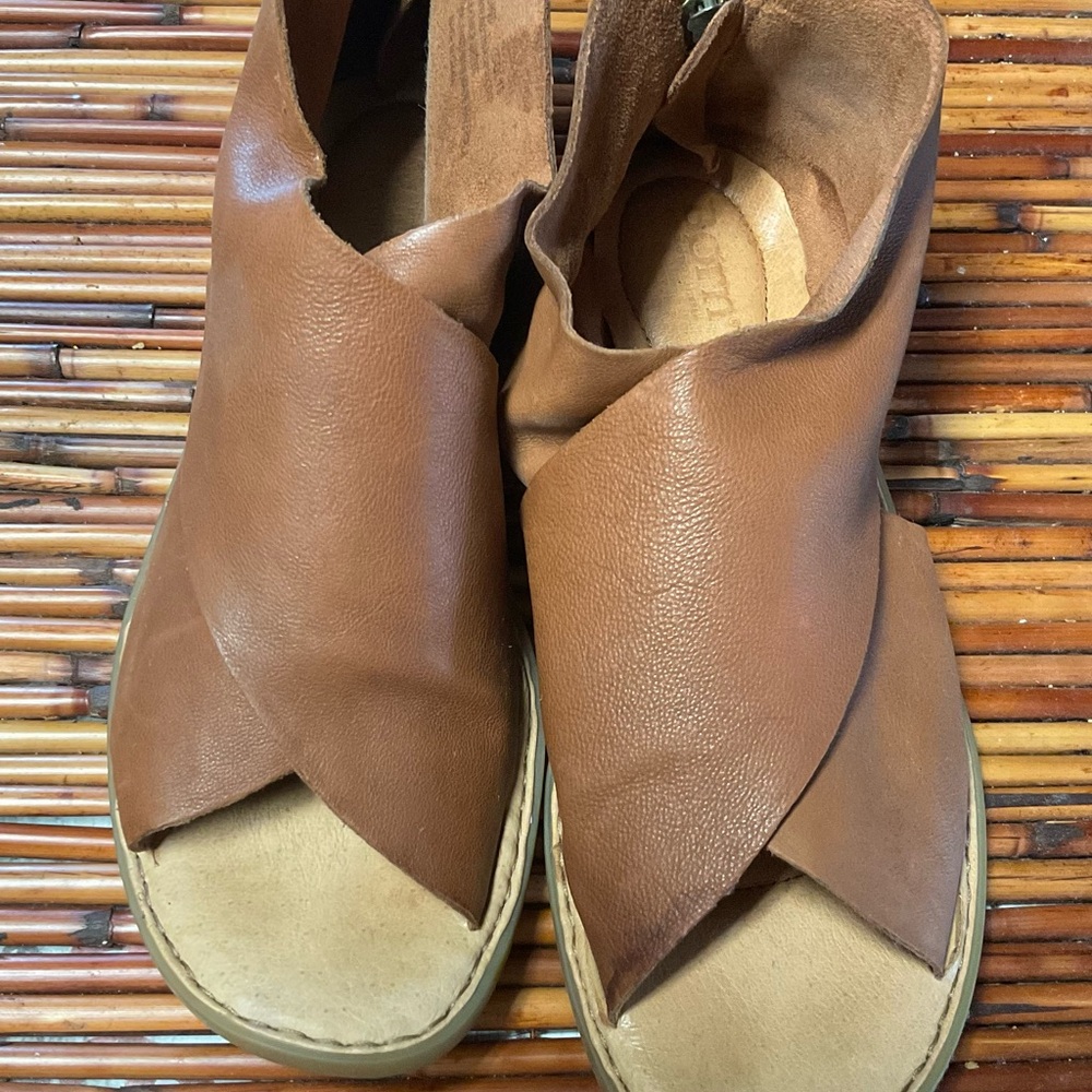 Born Brown Leather Sandals Crossover Design, barely worn. Excellent condition.